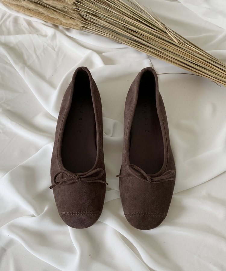 リボン付きスウェードバレエシューズ
