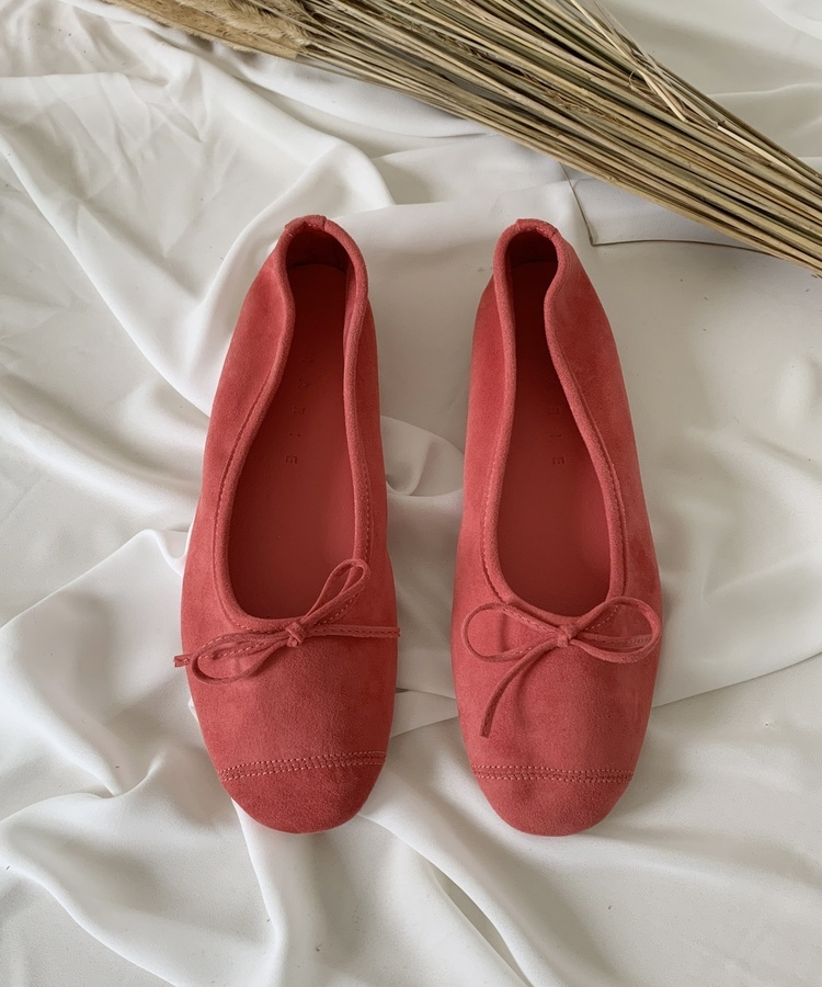 リボン付きスウェードバレエシューズ