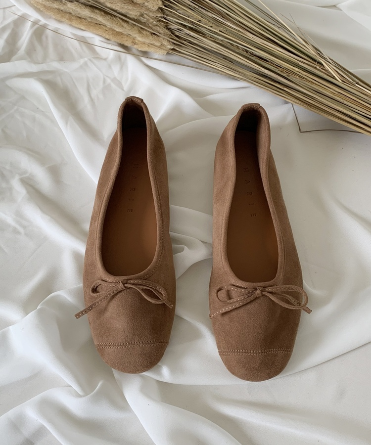 リボン付きスウェードバレエシューズ