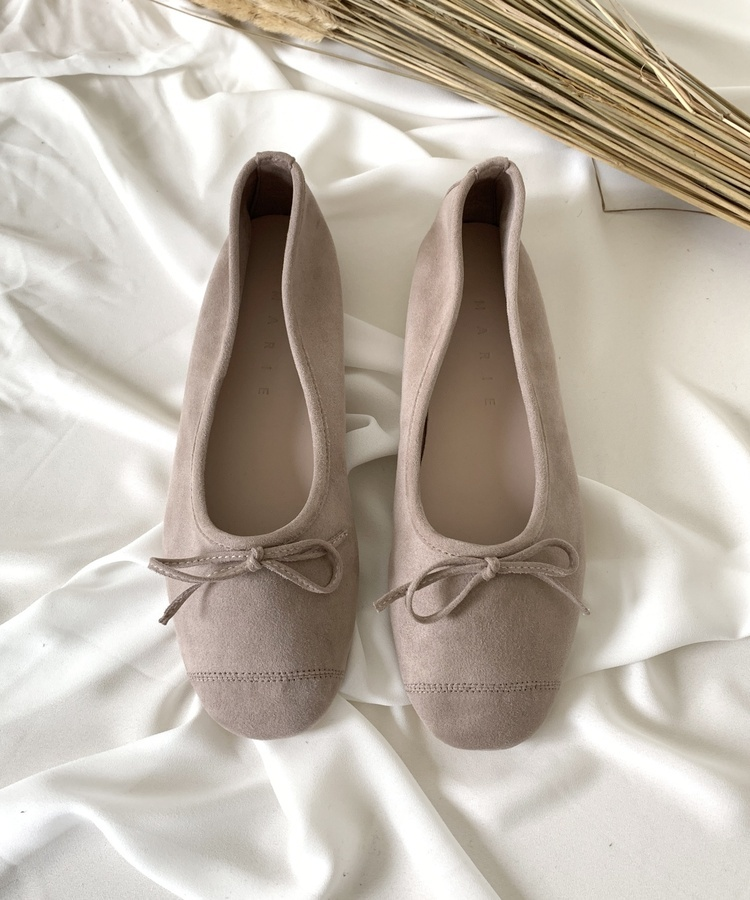 リボン付きスウェードバレエシューズ