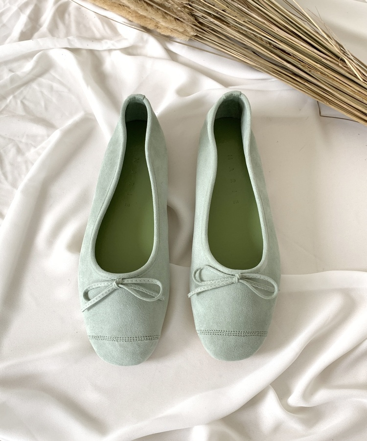 リボン付きスウェードバレエシューズ