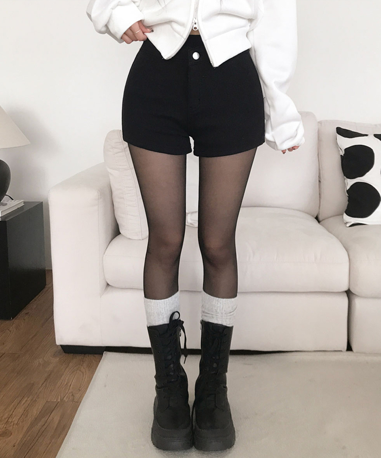 미찌 하이웨스트 슬림핏 스판 융기모 숏팬츠 블랙