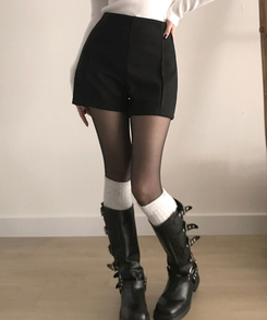 제뉴 울 하이웨스트 슬림핏 핀턱 모직 숏 팬츠 블랙