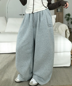 앳미 기모 하트 레터링 자수 와이드 밴딩 트레이닝 팬츠 그레이