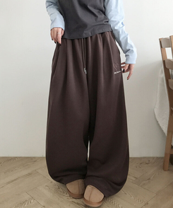 앳미 기모 하트 레터링 자수 와이드 밴딩 트레이닝 팬츠 브라운