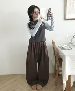 앳미 기모 하트 레터링 자수 와이드 밴딩 트레이닝 팬츠 브라운