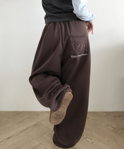 앳미 기모 하트 레터링 자수 와이드 밴딩 트레이닝 팬츠 브라운