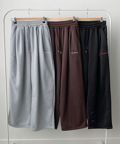 앳미 기모 하트 레터링 자수 와이드 밴딩 트레이닝 팬츠