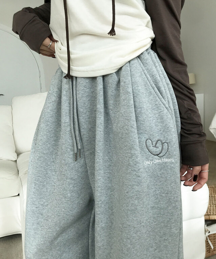 앳미 기모 하트 레터링 자수 와이드 밴딩 트레이닝 팬츠 그레이
