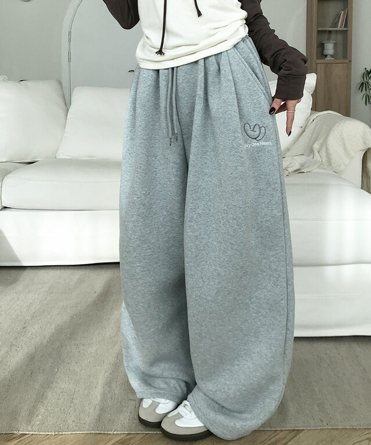 앳미 기모 하트 레터링 자수 와이드 밴딩 트레이닝 팬츠 그레이