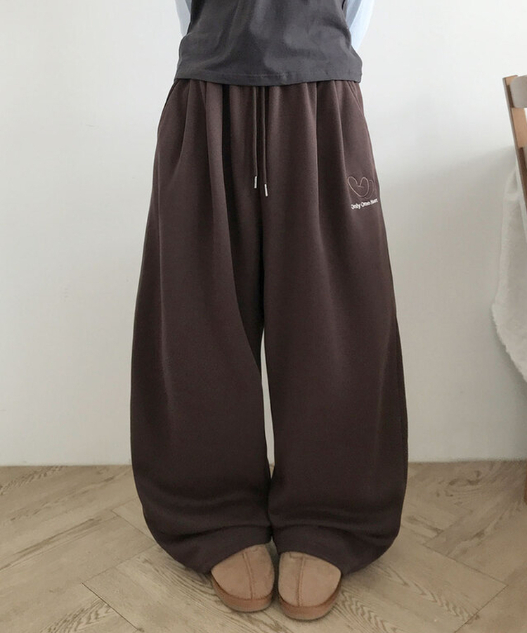 앳미 기모 하트 레터링 자수 와이드 밴딩 트레이닝 팬츠 브라운