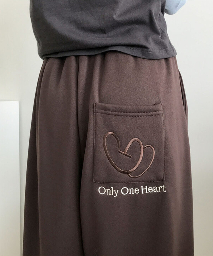 앳미 기모 하트 레터링 자수 와이드 밴딩 트레이닝 팬츠 브라운
