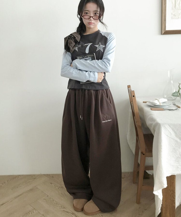 앳미 기모 하트 레터링 자수 와이드 밴딩 트레이닝 팬츠 브라운