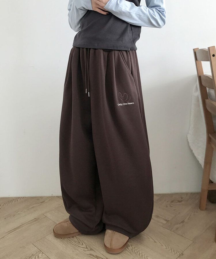 앳미 기모 하트 레터링 자수 와이드 밴딩 트레이닝 팬츠 브라운