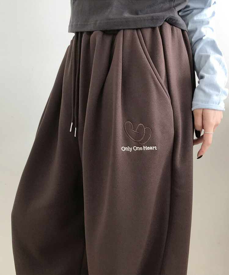 앳미 기모 하트 레터링 자수 와이드 밴딩 트레이닝 팬츠 브라운