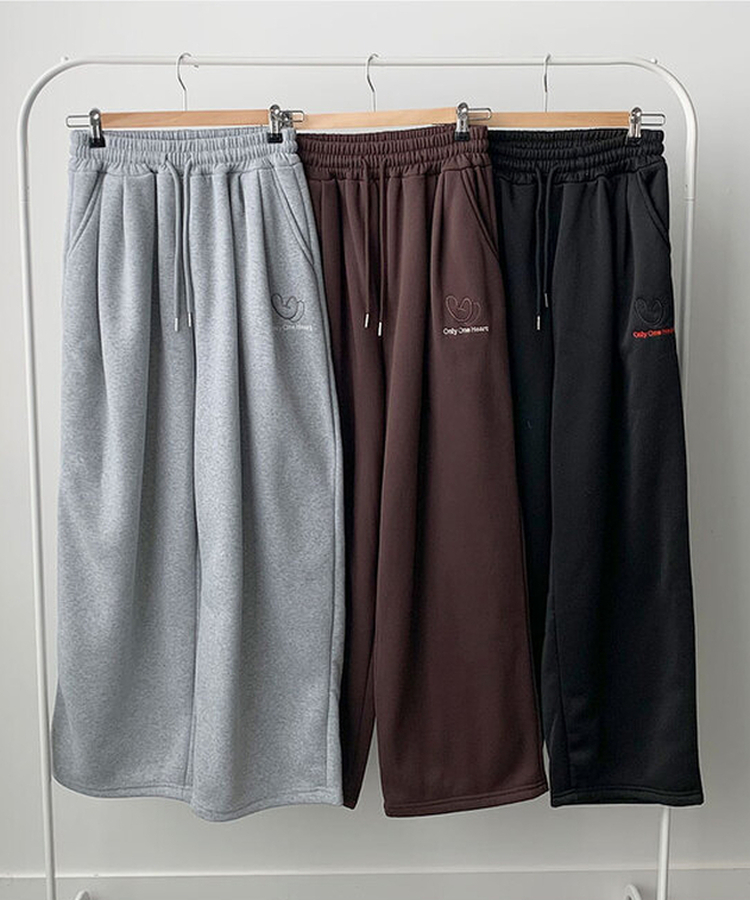 앳미 기모 하트 레터링 자수 와이드 밴딩 트레이닝 팬츠