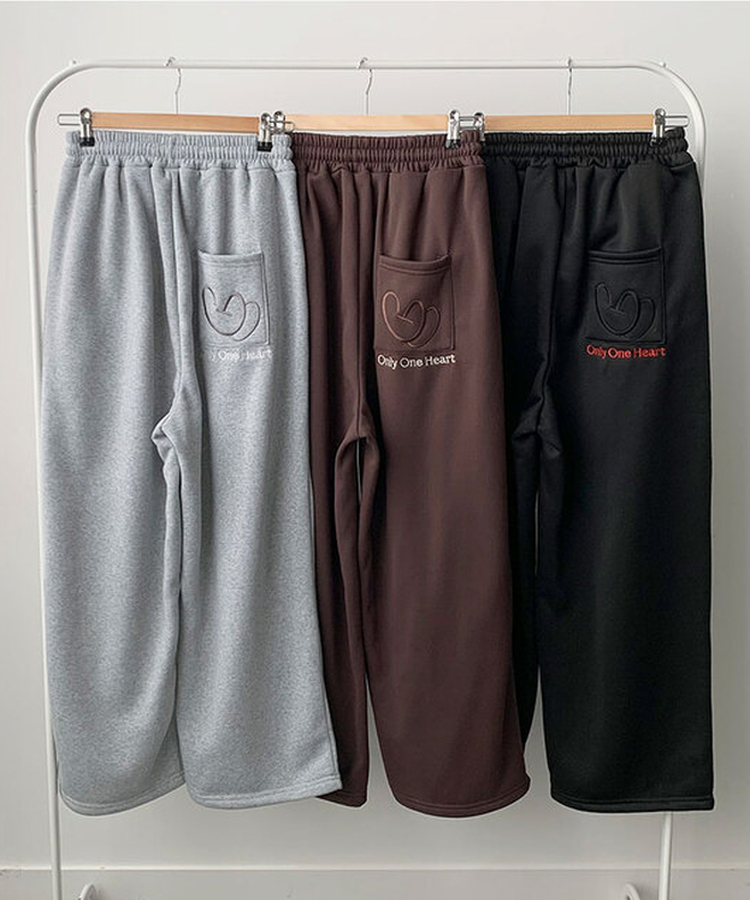 앳미 기모 하트 레터링 자수 와이드 밴딩 트레이닝 팬츠