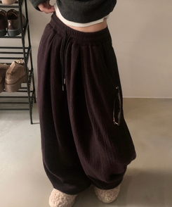 그레인 핀턱 골지니트 와이드 롱팬츠 브라운