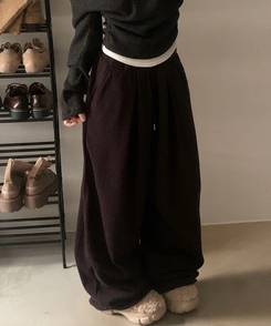 그레인 핀턱 골지니트 와이드 롱팬츠 브라운