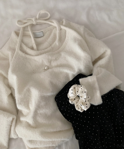 밀리 앙고라 퍼 슬림핏 라운드 긴팔니트티셔츠 홀터나시 아이보리