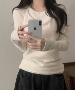 밀리 앙고라 퍼 슬림핏 라운드 긴팔니트티셔츠 홀터나시 아이보리
