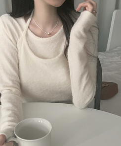 밀리 앙고라 퍼 슬림핏 라운드 긴팔니트티셔츠 홀터나시 아이보리