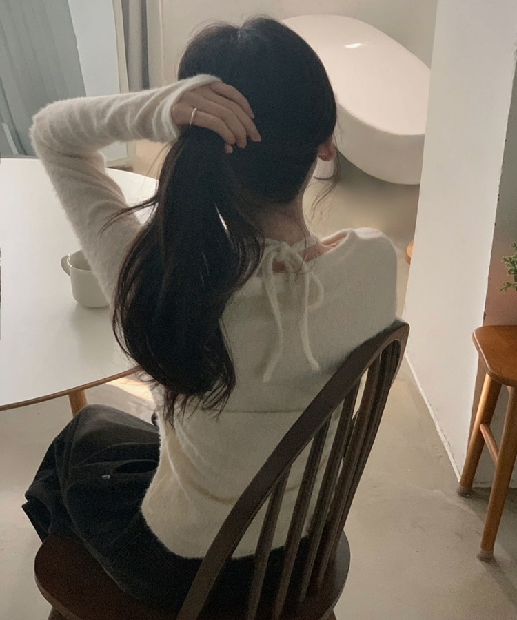 밀리 앙고라 퍼 슬림핏 라운드 긴팔니트티셔츠 홀터나시 아이보리