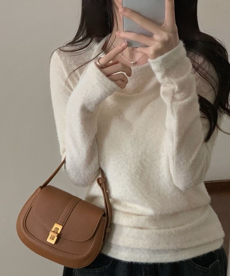 밀리 앙고라 퍼 슬림핏 라운드 긴팔니트티셔츠 홀터나시 아이보리
