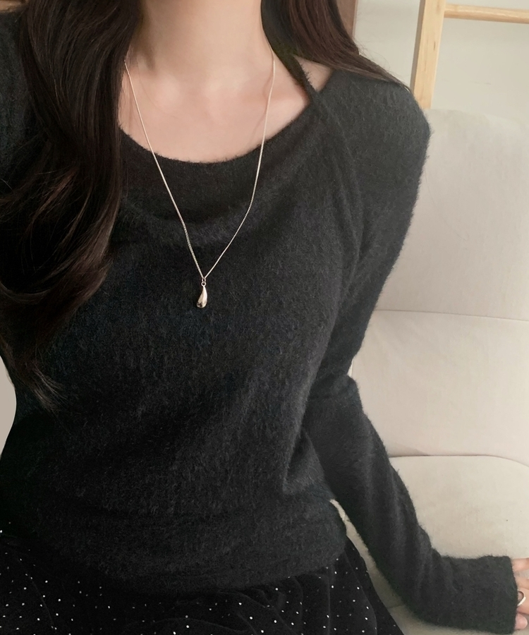 밀리 앙고라 퍼 슬림핏 라운드 긴팔니트티셔츠 홀터나시 블랙