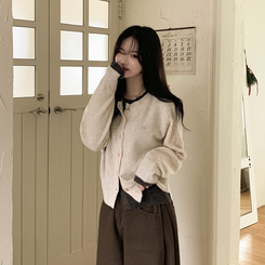 일체형 도톰 펜던트 와펜 포인트 배색 레이어드 라운드넥 박시핏 울가디건 연베이지