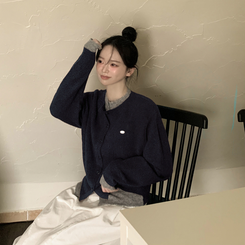 일체형 도톰 펜던트 와펜 포인트 배색 레이어드 라운드넥 박시핏 울가디건 네이비