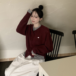 일체형 도톰 펜던트 와펜 포인트 배색 레이어드 라운드넥 박시핏 울가디건 버건디