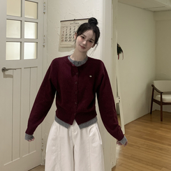 일체형 도톰 펜던트 와펜 포인트 배색 레이어드 라운드넥 박시핏 울가디건 버건디