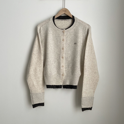 일체형 도톰 펜던트 와펜 포인트 배색 레이어드 라운드넥 박시핏 울가디건