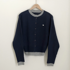 일체형 도톰 펜던트 와펜 포인트 배색 레이어드 라운드넥 박시핏 울가디건