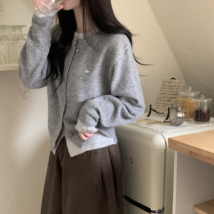 일체형 도톰 펜던트 와펜 포인트 배색 레이어드 라운드넥 박시핏 울가디건 그레이