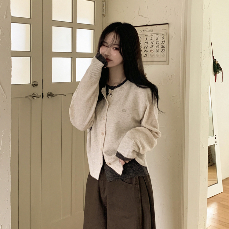 일체형 도톰 펜던트 와펜 포인트 배색 레이어드 라운드넥 박시핏 울가디건 연베이지