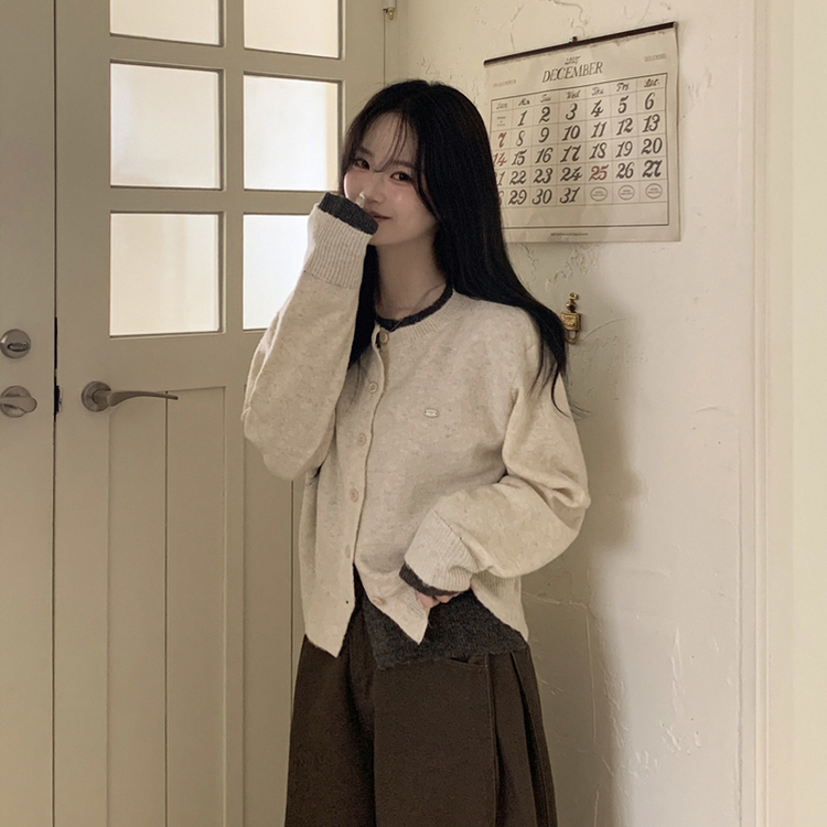 일체형 도톰 펜던트 와펜 포인트 배색 레이어드 라운드넥 박시핏 울가디건 연베이지