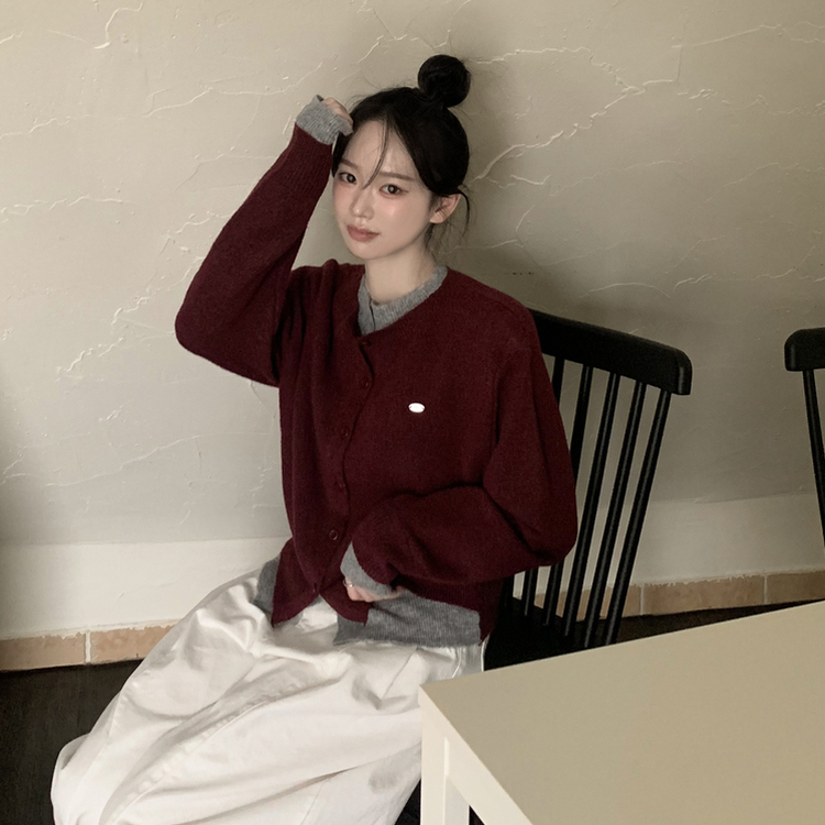 일체형 도톰 펜던트 와펜 포인트 배색 레이어드 라운드넥 박시핏 울가디건 버건디