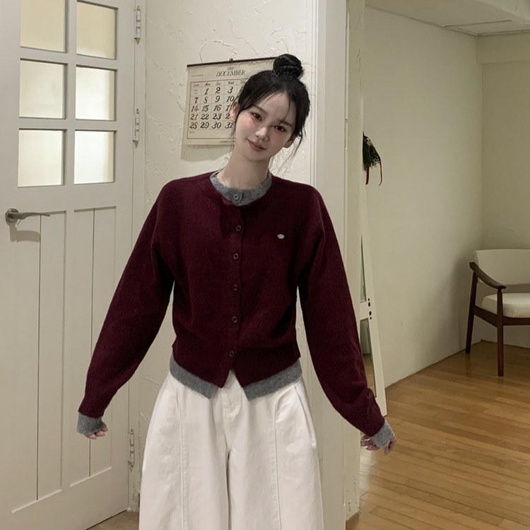 일체형 도톰 펜던트 와펜 포인트 배색 레이어드 라운드넥 박시핏 울가디건 버건디