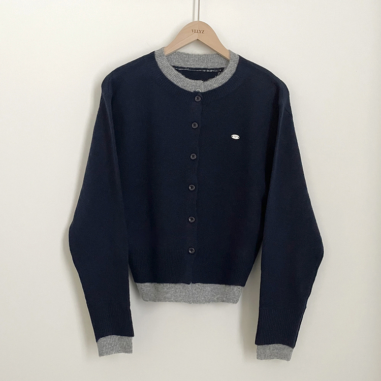 일체형 도톰 펜던트 와펜 포인트 배색 레이어드 라운드넥 박시핏 울가디건