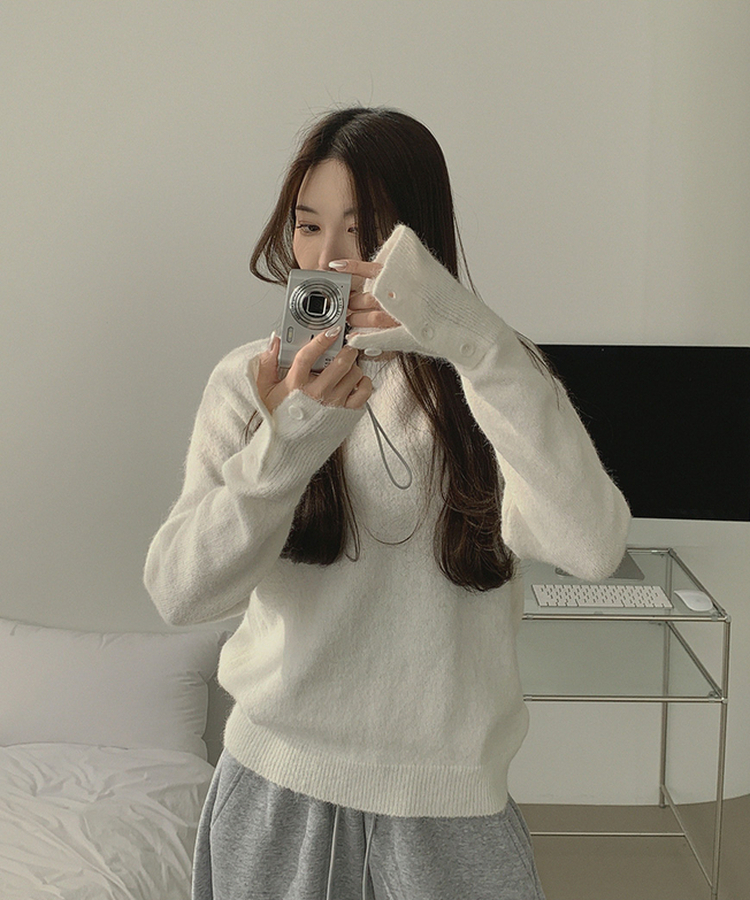 울 워머 버튼 소매 트임 페미닌 긴팔 니트 아이보리