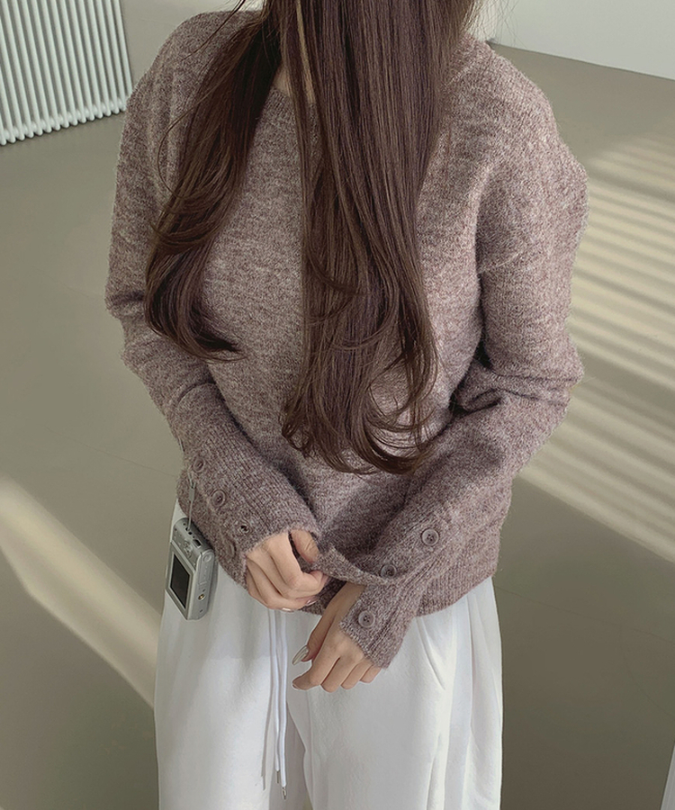 울 워머 버튼 소매 트임 페미닌 긴팔 니트 브라운