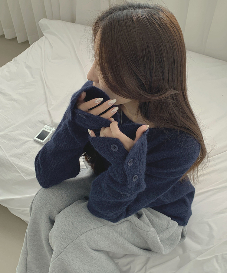 울 워머 버튼 소매 트임 페미닌 긴팔 니트 네이비