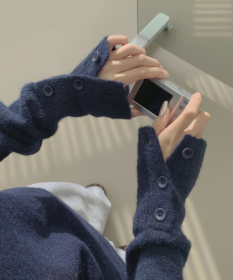 울 워머 버튼 소매 트임 페미닌 긴팔 니트 네이비