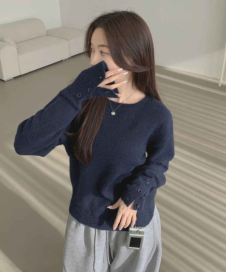 울 워머 버튼 소매 트임 페미닌 긴팔 니트 네이비
