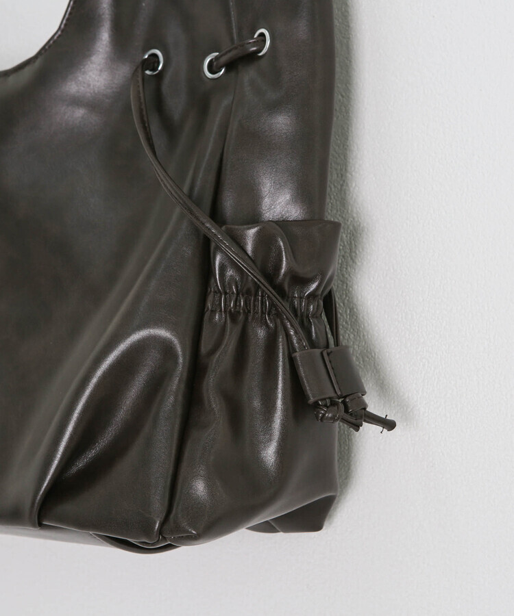 大容量 レザーショルダーバッグ