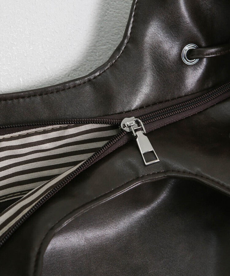 大容量 レザーショルダーバッグ