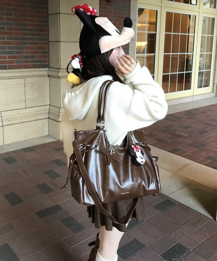 레더 대용량 숄더백 탄색