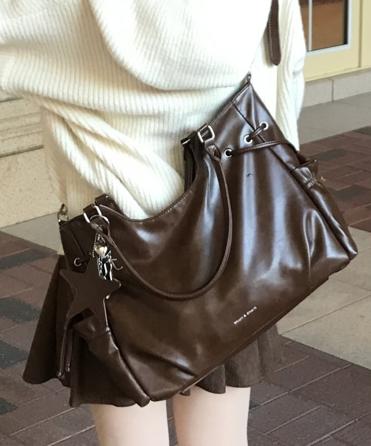 大容量 レザーショルダーバッグ BROWN